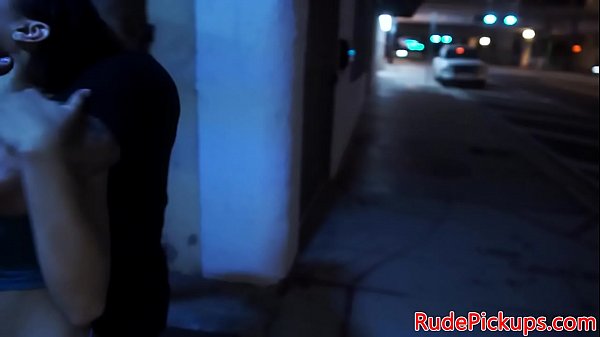 Hart gefickte Zierliche würgt Maledoms Schwanz