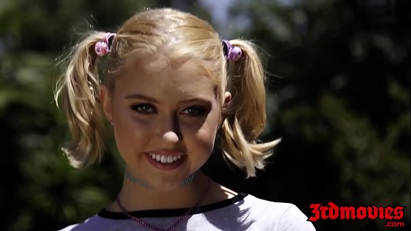 La joven rubia Chloe Couture follada por el culo quiere más polla grande