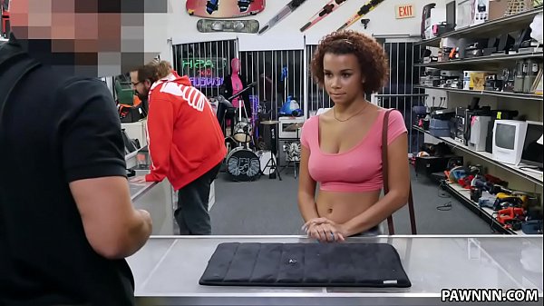 Adolescente tettona vuole impegnare il suo anello - XXX Pawn