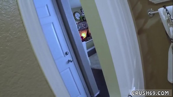 La famiglia accarezza la notte e l'adolescente pervertito si diverte con Swalloween