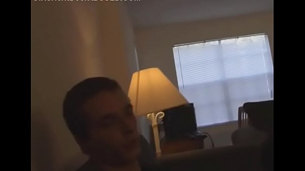 Nackter Engel lutscht Schwänze heftig, bevor er ihn schluckt