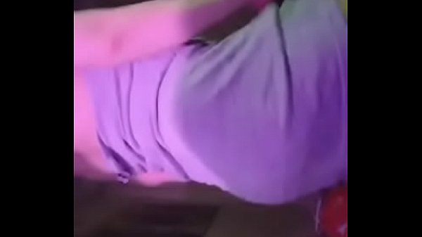 Das Mädchen war so geil, dass sie ihre Muschi fickte