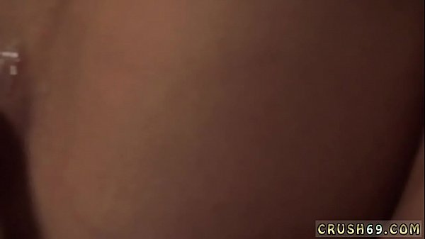 Padrastro se folla a las hijas de su amigo competidor en la cocina Problemas de padre furtivo