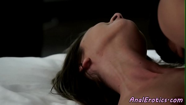 Petite beauté enculée dans une pose de cuillère