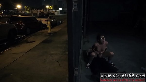 Bondage, kitzelnde Füße und Sexsklaven-Gangbang xxx Jungs machen Pässe