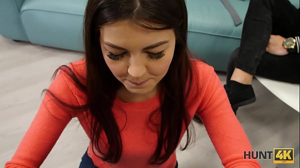 HUNT4K. Chick gibt einen Blowjob und reitet einen Schwanz, um die Schlüssel für das neue Fahrzeug zu bekommen