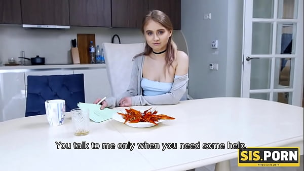 .PORNÔ. A menina precisa fazer o dever de casa, mas primeiro o bebê precisa ser pontuado pelo meio-irmão