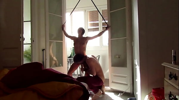 La bella ragazza si mette in mostra