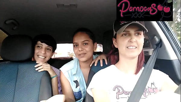 Schönes Teenie-Mädchen zeigt sich mit großen Titten