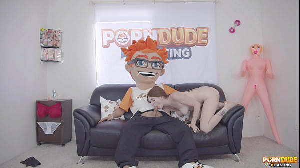 Người đẹp tóc đỏ Aria Carson được thỏa mãn với kiêm