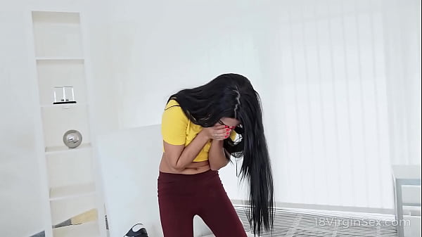 18 Virgin Sex – Cutie verführt Kameramann zu einem Fick