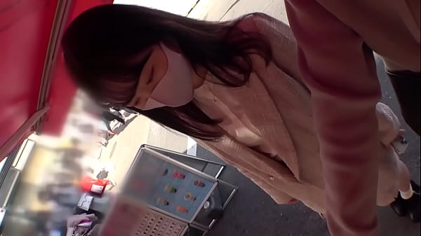 Hübsches junges Mädchen gibt an