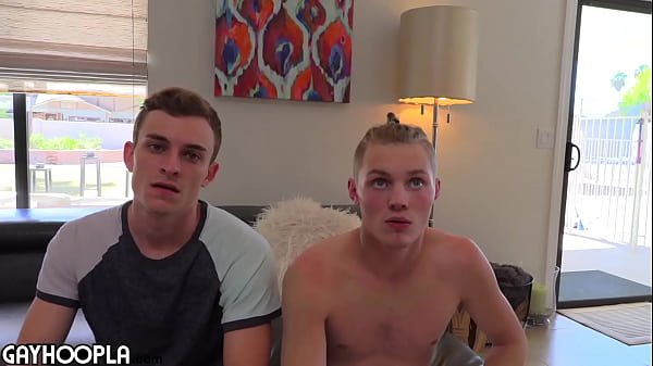 EL CULO APRETADO DE LEONARDO ABRE BIEN POR LA POLLA GRUESA DE JIMMY.