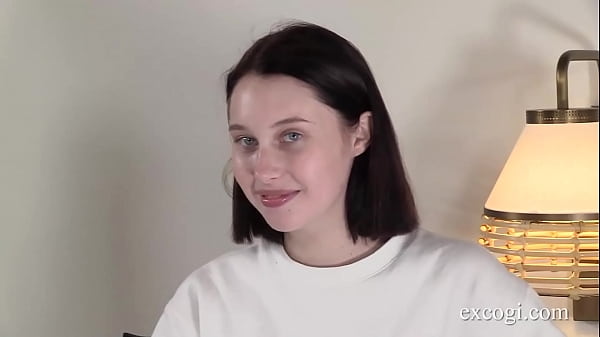 La ragazza dei sogni Malory Malibu si fa leccare la dolce figa per la prima volta!