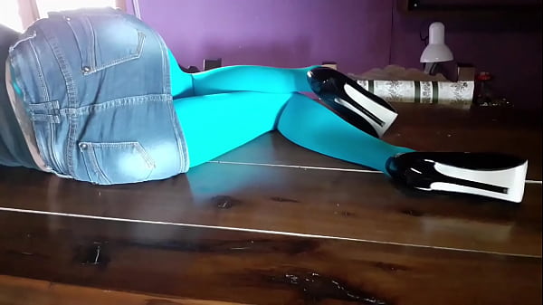 Laura on Heels amatoriale 2021 indossa collant sexy e tacchi alti su un tavolo