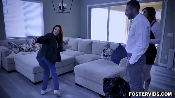 Sensuale ragazza teenager si diverte in un'adolescente