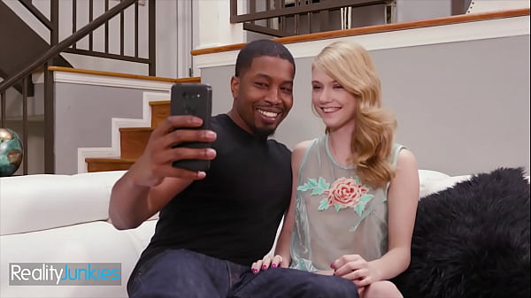 Tiny Blonde (Hannah Hayes) trai o namorado com (Isiah Maxwells) Big Cock - Reality s