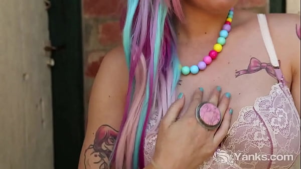 La ragazza sexy si esibisce