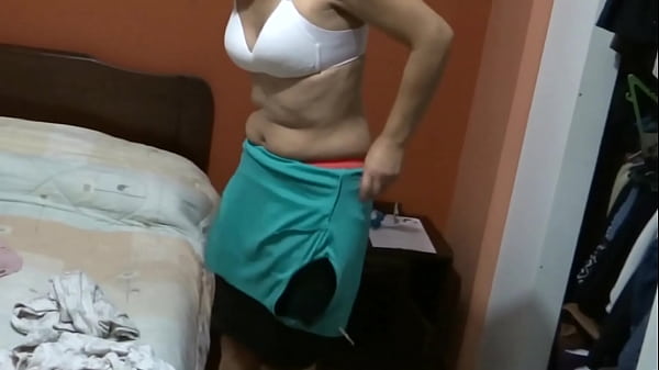 A enteada da minha tia se veste e se despe na minha frente, ela me pede para me masturbar e dar uma gozada no cuzinho dela