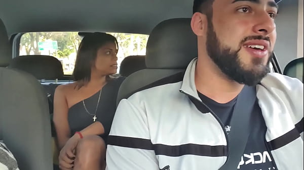 FUI PEGAR MINHA AMIGA QUE CHEGOU DO RIO DE JANEIRO, ACREDITO QUE ELA JÁ VEIO SEM CALCINHA PARA EU ME LEVAR DENTRO DO CARRO! ANJO DINIZZ - CRÂNIO DE LEO