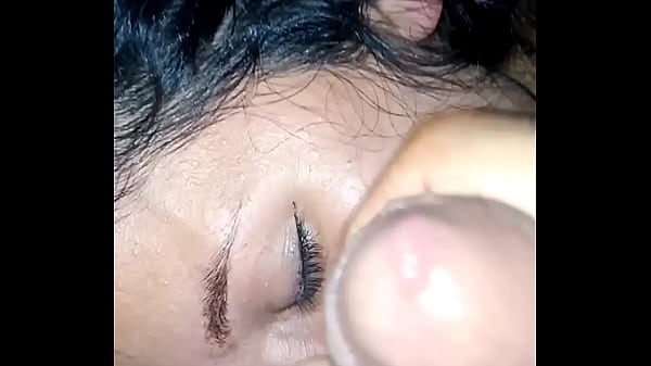 La ragazza teenager sexy balla in un'adolescente