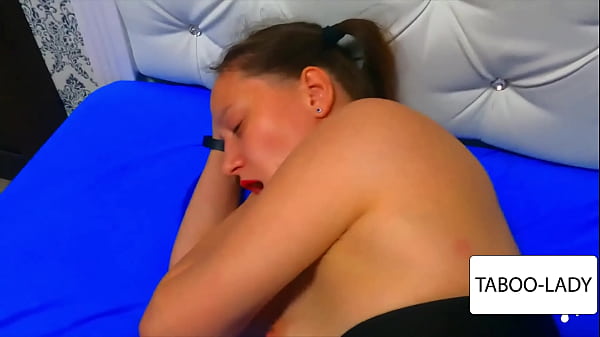 La sorellastra le ha permesso di essere legata e masturbata, per poi venirle sul culo