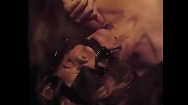 Folgen Sie den Anweisungen ihres Herzens. Die blonde Tussi Sunset Thomas befand sich zufällig mit ein paar wütenden Männern im Kerker, deren Analplug in ihrem Arsch steckte