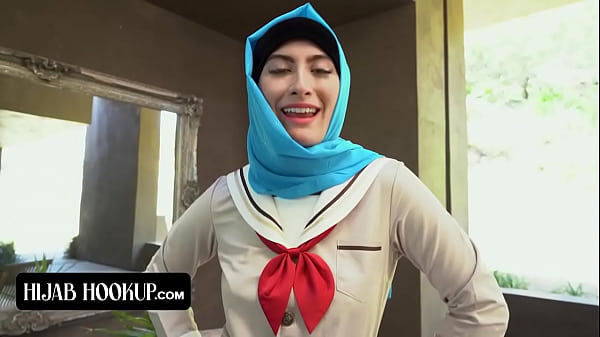 La chica del Medio Oriente Angeline Red está lista para llegar hasta el final con su novio y salta sobre su polla