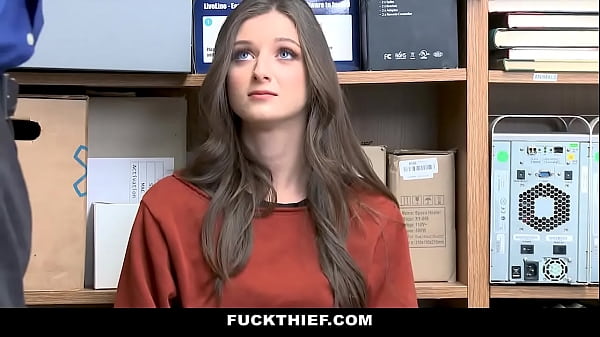 L'ufficiale severo scopa e lascia il taccheggiatore