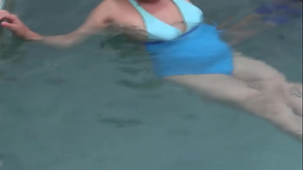 Vidéo initiale - Ma femme chaude, mère latine s'exhibe sur la plage et met beaucoup de bites dures, excitée elle va à l'appartement et se masturbe devant le propriétaire de l'hôtel, elle lui demande de la baiser fort dans le cul, mari cocu