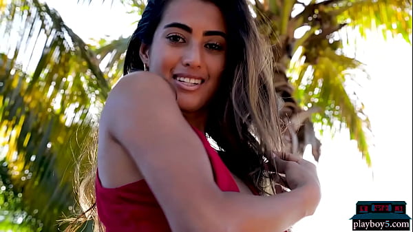 Zierliche Latina-Teenagerin Katherinne Sofia macht Solo-Striptease für den Playboy im Freien