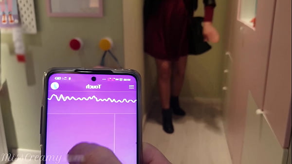 Vibrador remoto público en el centro comercial - Controlo el coño con exuberante - MissCreamy