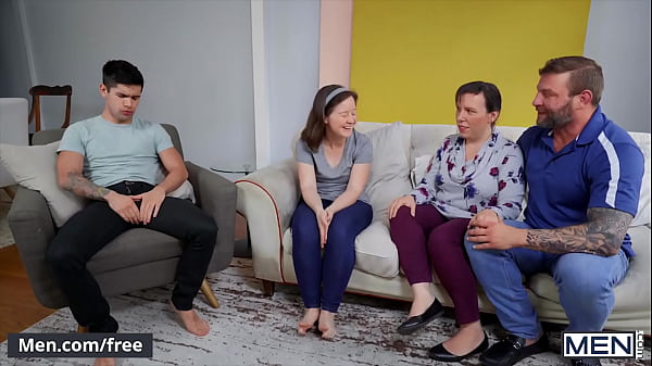 (Colby Jansen) ve lo cachondo que está (Ty Mitchell) y decide darle su gran polla para que la chupe - Hombres