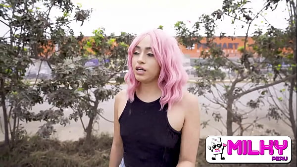 Erstaunlich schöner Teenager tritt auf