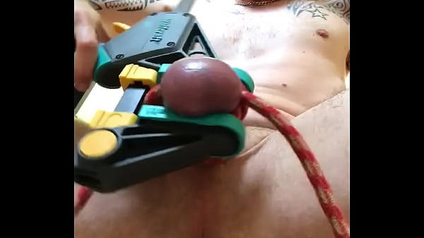 Alla ricerca di partner per ballbusting BDSM