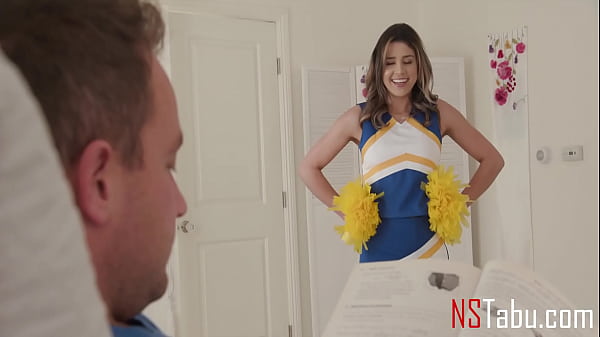 La pom-pom girl StepSis applaudit ma triste bite - Kylie Rocket