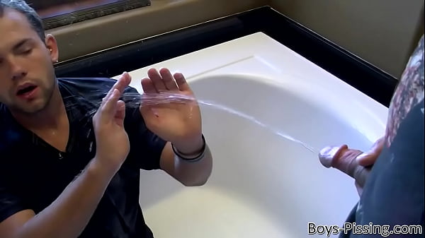 Dễ thương dưới gay Preston Ettinger tiểu trên và fuck trong orgy