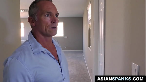 Chefs Teenie Alona Bloom braucht einen reifen Schwanz, um ihre Muschi zu füllen – Marcus London