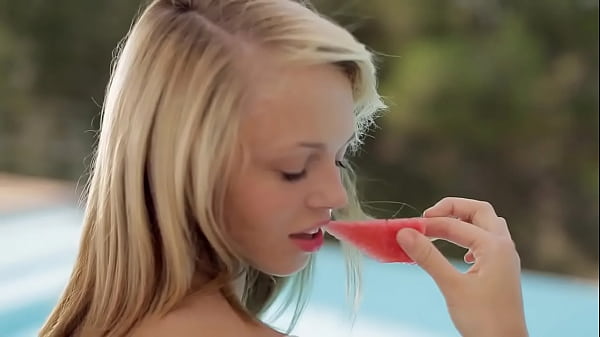 Freches junges Mädchen neckt