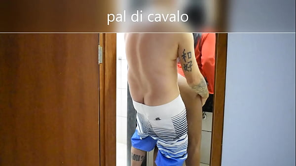 Schönes, sehr heißes Mädchen gibt der Hochbegabten ihren Arsch, drängt sie dazu