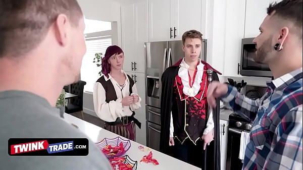 ट्विंक ट्रेड - गर्म और कामुक सौतेले पिता वेशभूषा पहनते हैं और सोफे पर अपने किशोरों को आश्चर्यचकित करते हैं