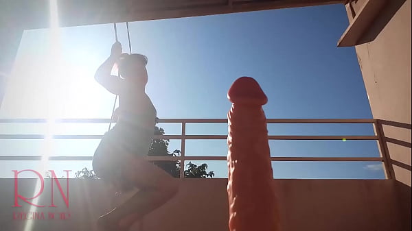 La diosa Regina Noir chupa un consolador enorme y paga con las tetas. Exterior. De cerca. Gran coño.