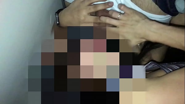 Gordinho fode mulher casada na cabana da casa de swing enquanto o corno filma