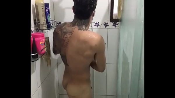 Tomando banho do lutador de MMA Allan Guerra Gomes