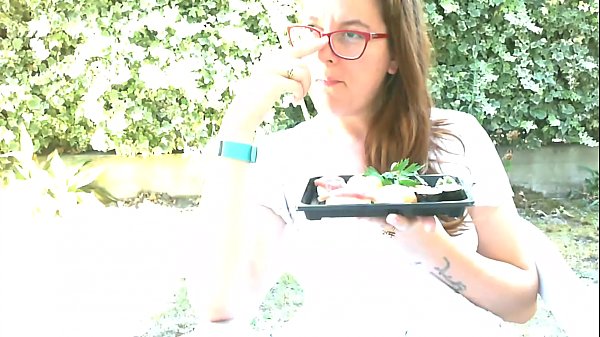 Mangio come un maiale buono giapponese in giardino vuoi spiarmi?