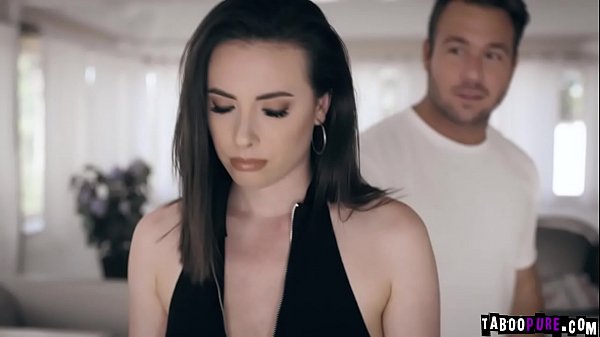 Die heiße Stiefschwester Casey Calvert trifft endlich ihren geilen Stiefbruder Chad White und begrüßt ihn mit einem tollen Sex.