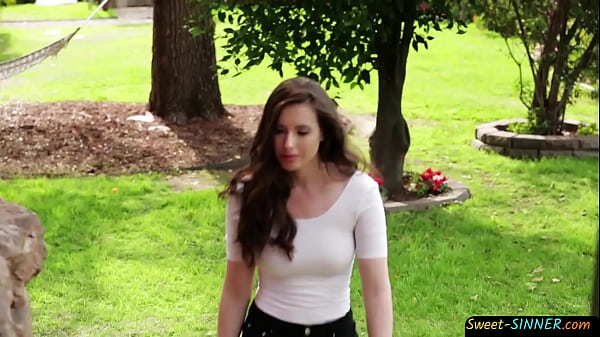 Bigtits adolescente es golpeada antes de la erupción de semen