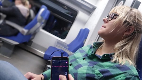 CONTROLA A DISTANCIA MI ORGASMO EN EL TREN