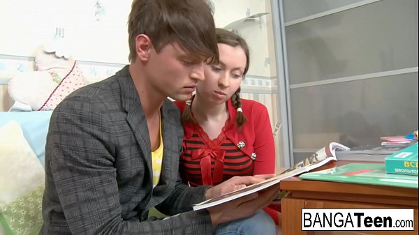 Junges brünettes Luder treibt ein paar anale Spielereien