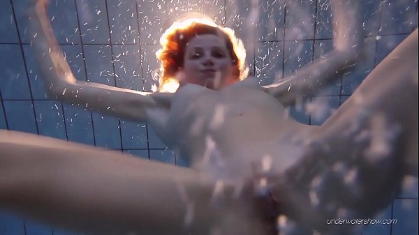 Nastya calda bionda nuda in piscina